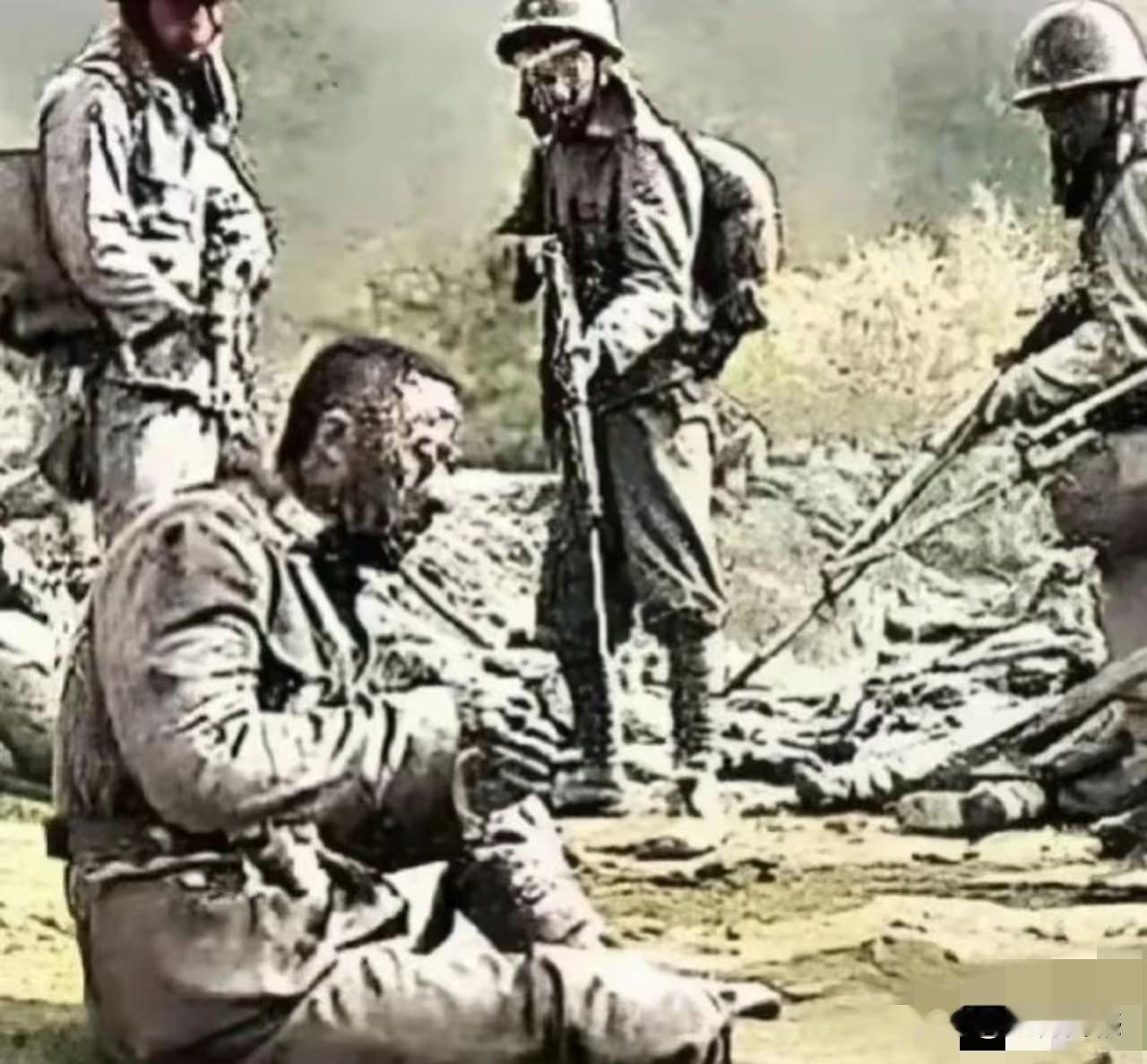 三个日本鬼子荷枪实弹的包围过来，坐在地上的这个人，表现的相当淡定，从他脸上看，没