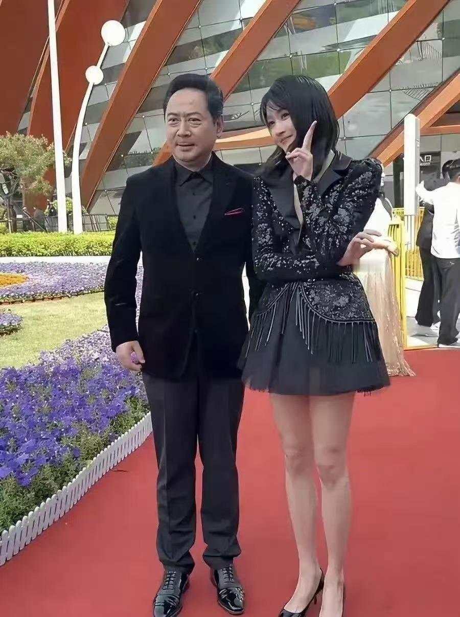 关晓彤估计头都大了，这躲还是不躲好啊