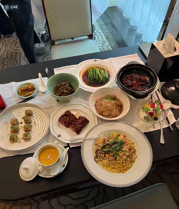 冯小刚把养女宠上天，一顿饭上千，出门专车，为何徐帆伸出的手，她却视而不见？翻开