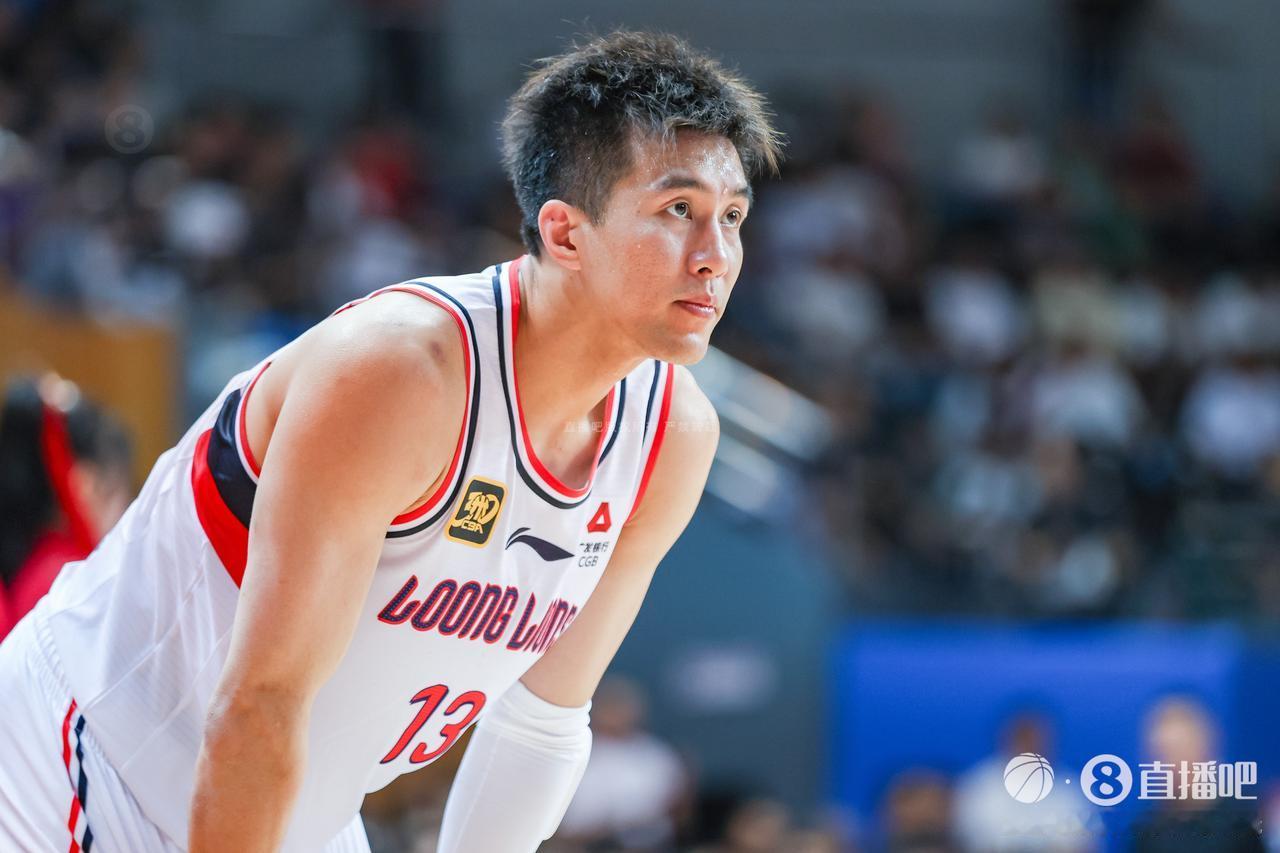郭艾伦首节罚球不中，上篮要2+1吃，还应该专注打球才对郭艾伦第一节打得很差，