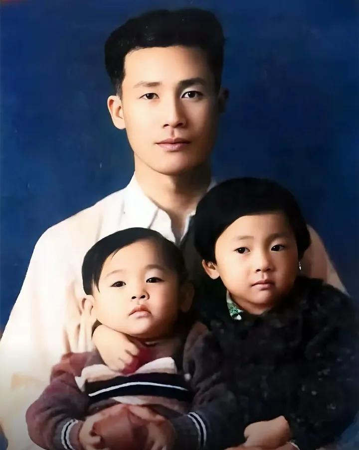 这是志愿军第三十九军副军长吴国璋抱着自己的两个儿子东东与北北。吴国璋并非在朝鲜战