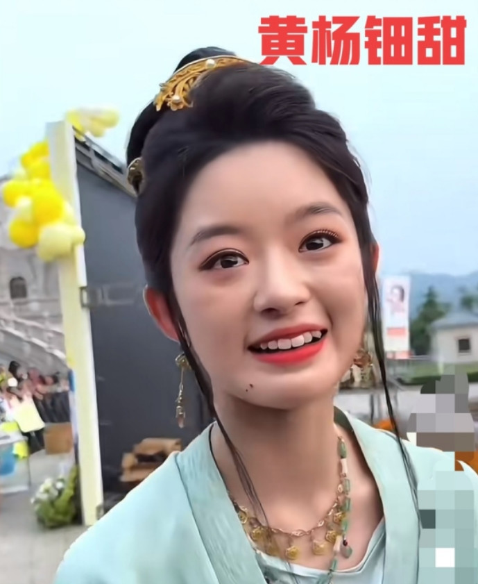 我闺蜜学心理学。我给她看了黄杨钿甜的私下视频。她看完就说：“这小女孩的问题我