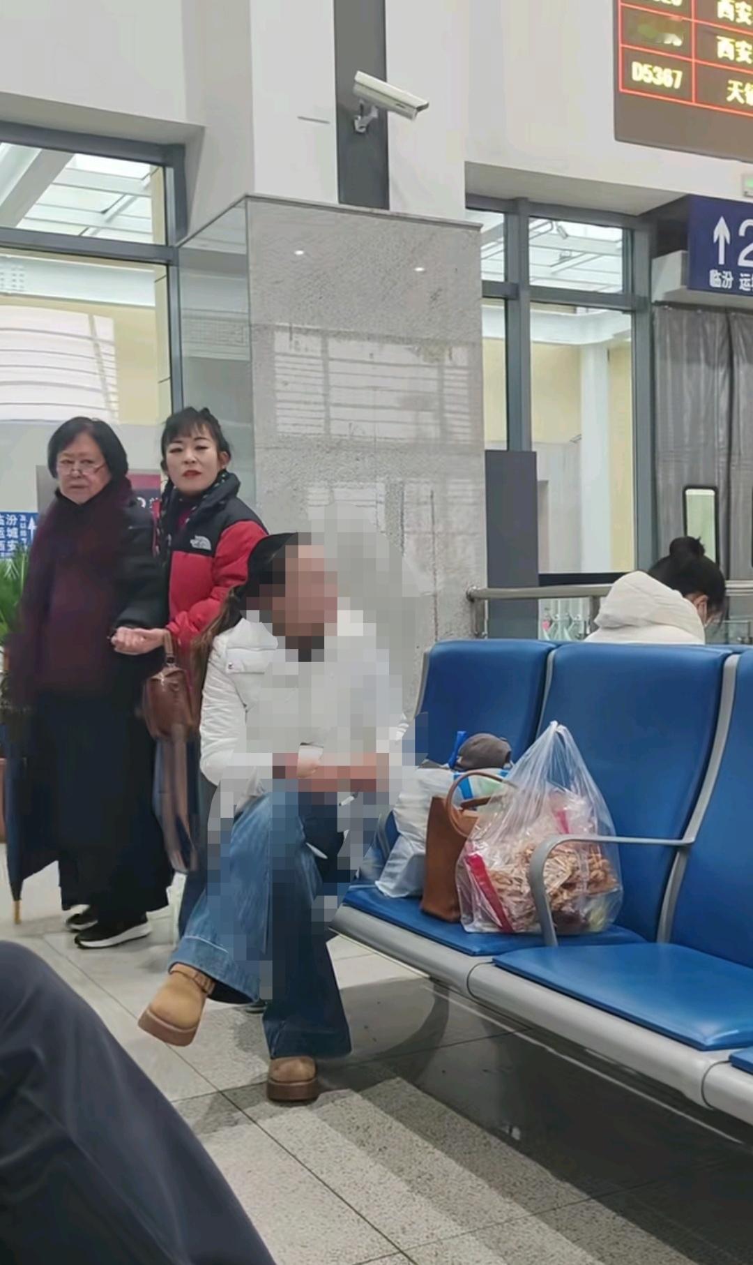 12月22日，网友在火车站偶遇斯琴高娃老师，她正准备坐车去另一个地方。有一位