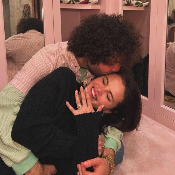 赛琳娜9月结婚据外媒，赛琳娜·戈麦斯和未婚夫BennyBlanco将于今年9月
