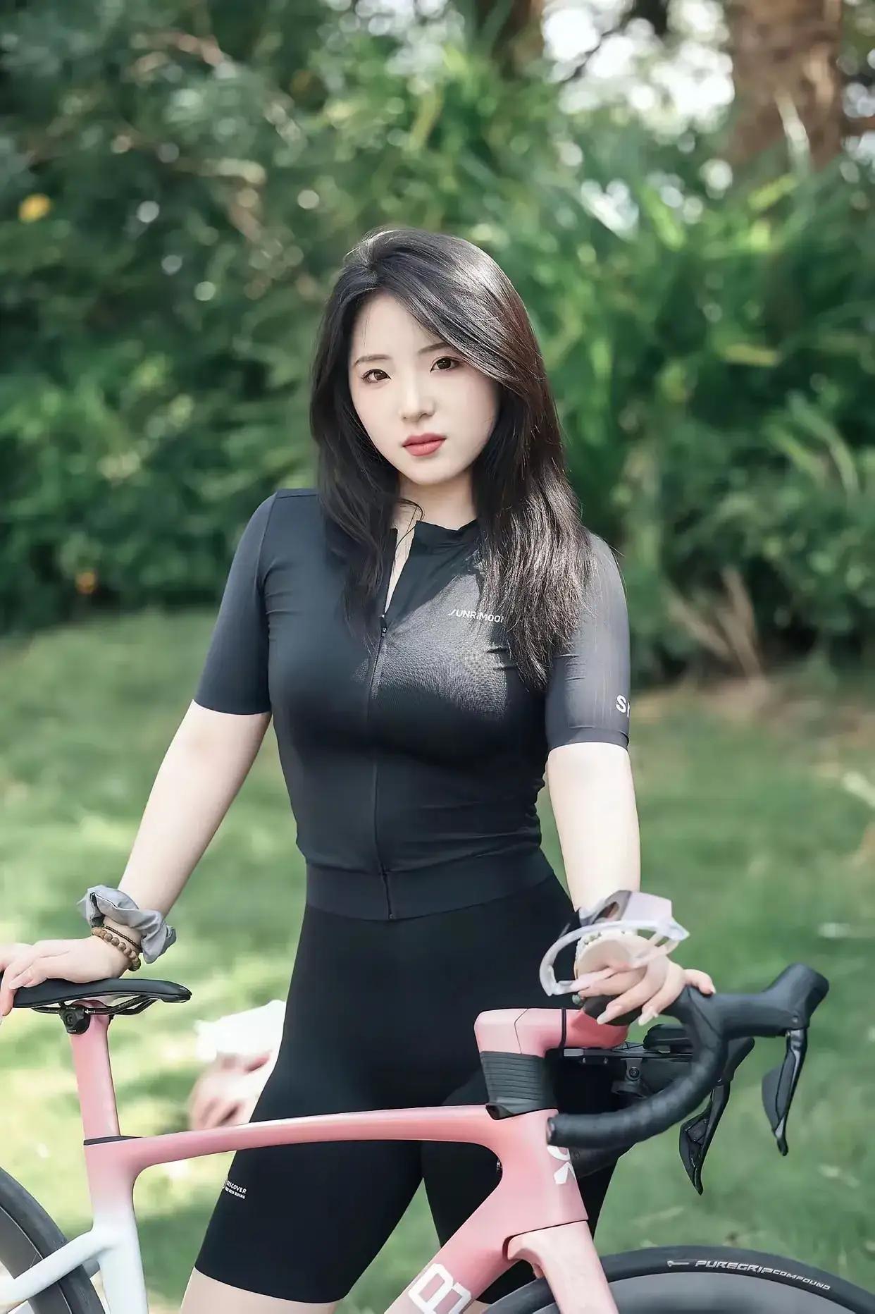 元气满满的一天，从骑行开始！🚴‍♀️💪