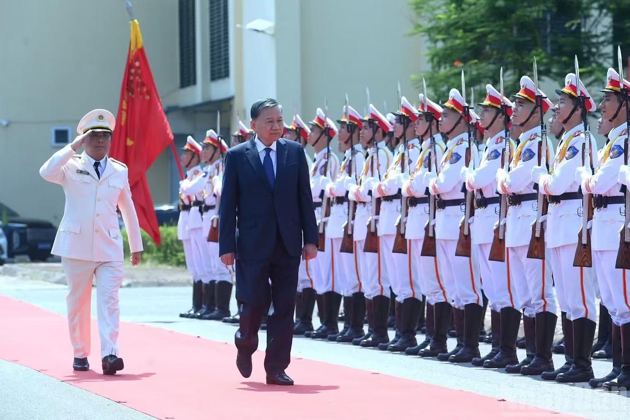 苏林可喜欢阅兵了！8月17日下午，苏林率代表团走访越南公安部安全科技学院并开