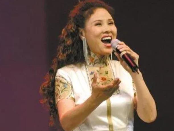 央视导演赵安在出事后，家中无人问津十分冷清，眼见“利益”消散，各路明星也都躲着他