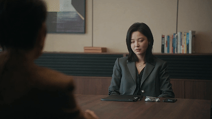 辛芷蕾新剧律政拽佳人辛芷蕾新剧角色既是专业冷静、寸步不让的精英律师，但又有另一