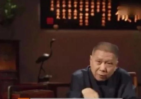 马未都曾经遇到一个全国最有名的富婆，但在出国买奢侈品时却穿着特别破的鞋，背着破布