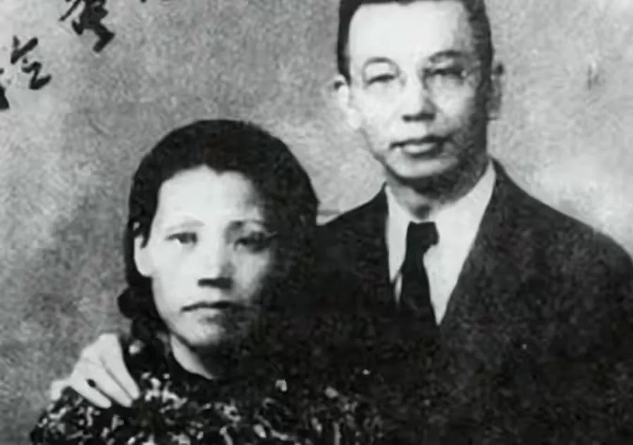 1928年，32岁的茅盾出轨了女学生秦德君。不久后，秦德君说：“我怀孕了！”茅盾
