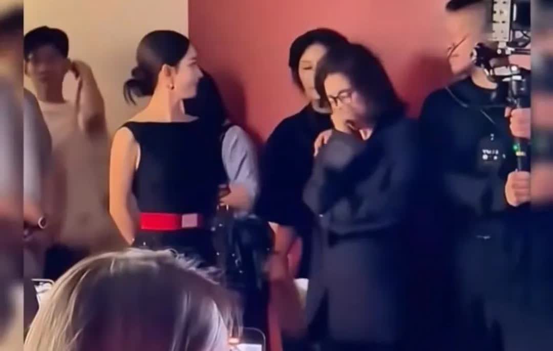 赵丽颖出席活动被工作人员挡道，不知道的还以为是眼镜女要上场呢，赵丽颖也不争不抢站