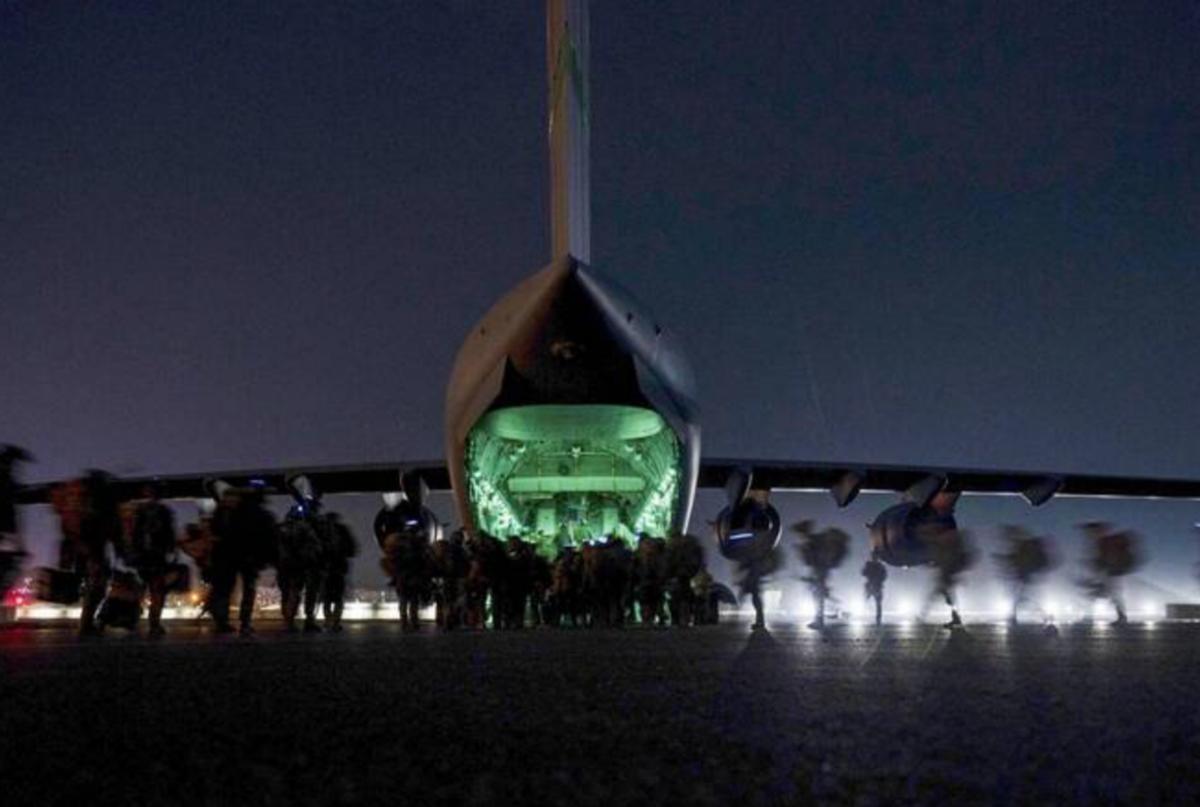 【有新情况，美军精锐空降师突然取消演习待命】美国伞兵精锐部队第82空降师原定