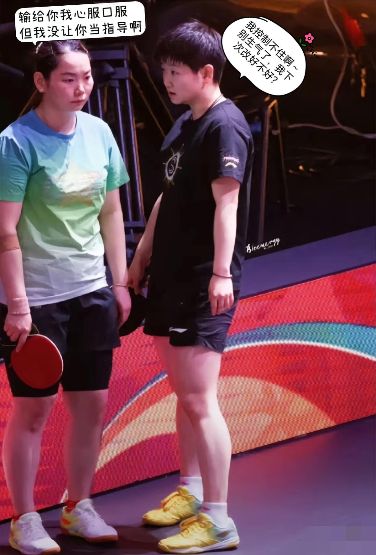 在莎莎指导下，小将把何卓佳打败了。这是赛后莎莎在安慰好姐妹呢。莎莎：“别生