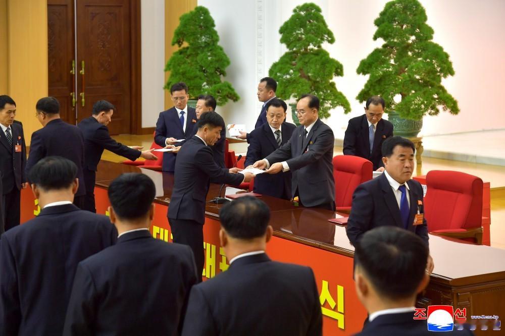 🔴【朝鲜劳动党第九次代表大会代表证授予仪式举行】过去的５年，全体党员为推动主体