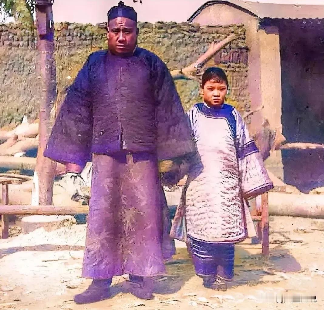 清末老照片：人高马大的地主和他小鸟依人的小妾清朝末年的老照片看起来让人感觉很压