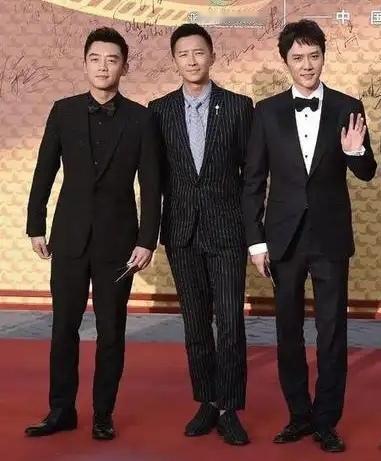 3位男星同框：我一眼就认出了身材伟岸、乌发覆额的冯绍峰，也认出了西装笔挺、疏眉朗