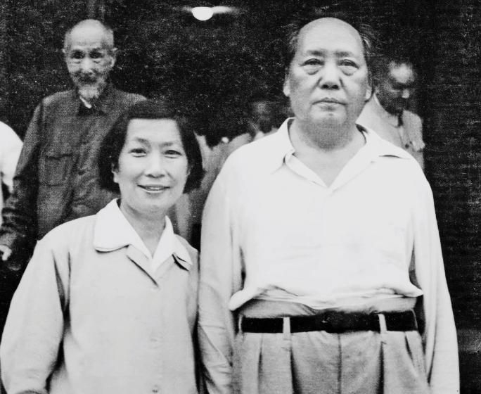 1959年毛主席回湖南视察工作，身边站着一个大家都没见过的女子，华国锋也