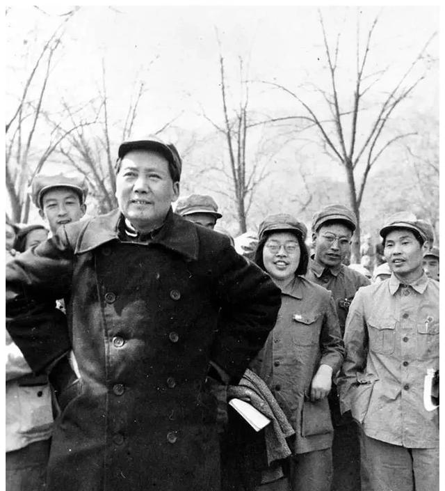 1952年2月10日，曾任石家庄市委副书记的刘青山站在法院之上，看着旁边痛哭流涕