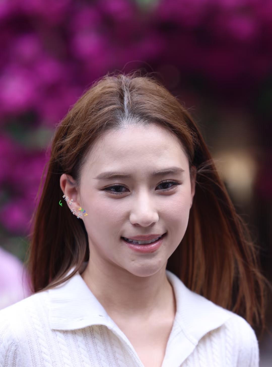 何超莲这么有钱也是有毛孔浮粉的，我平衡了