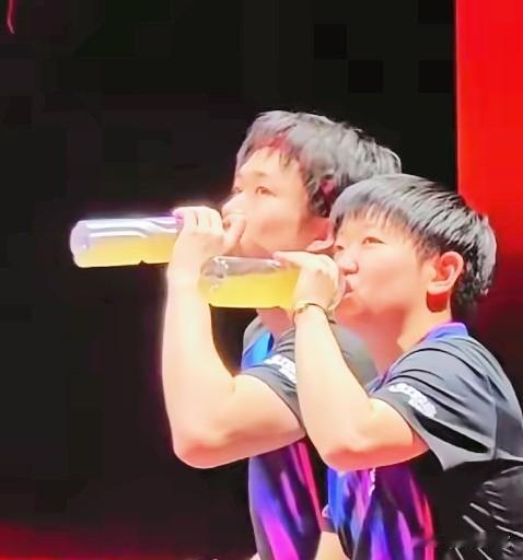 我去！伦敦世乒赛又出新规了！无论是运动员，还是观众，都不允许喝塑料瓶装水了