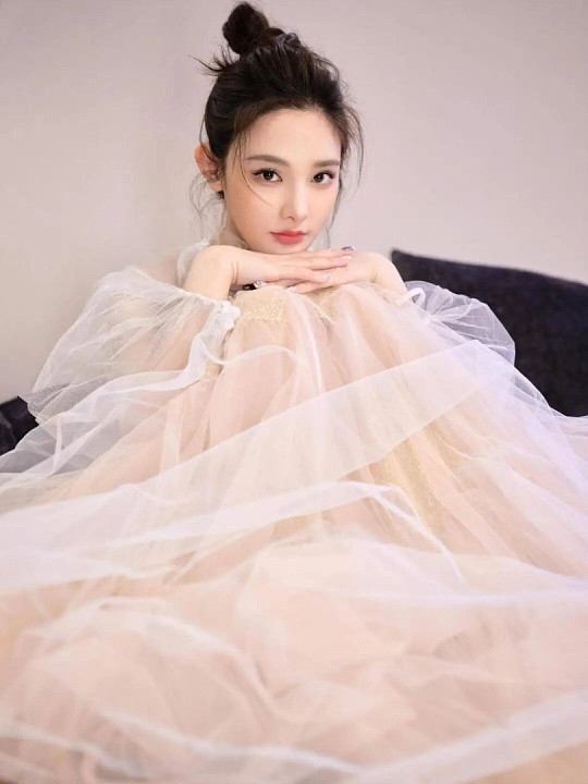 彭小苒都要美成AI了彭小苒真的美到像AI建模一样，五官精致得无可挑剔，眉眼灵动又