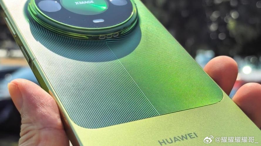 Mate90ProMax这批评测看下来，重点不在参数。2亿长焦4倍无损、裁到