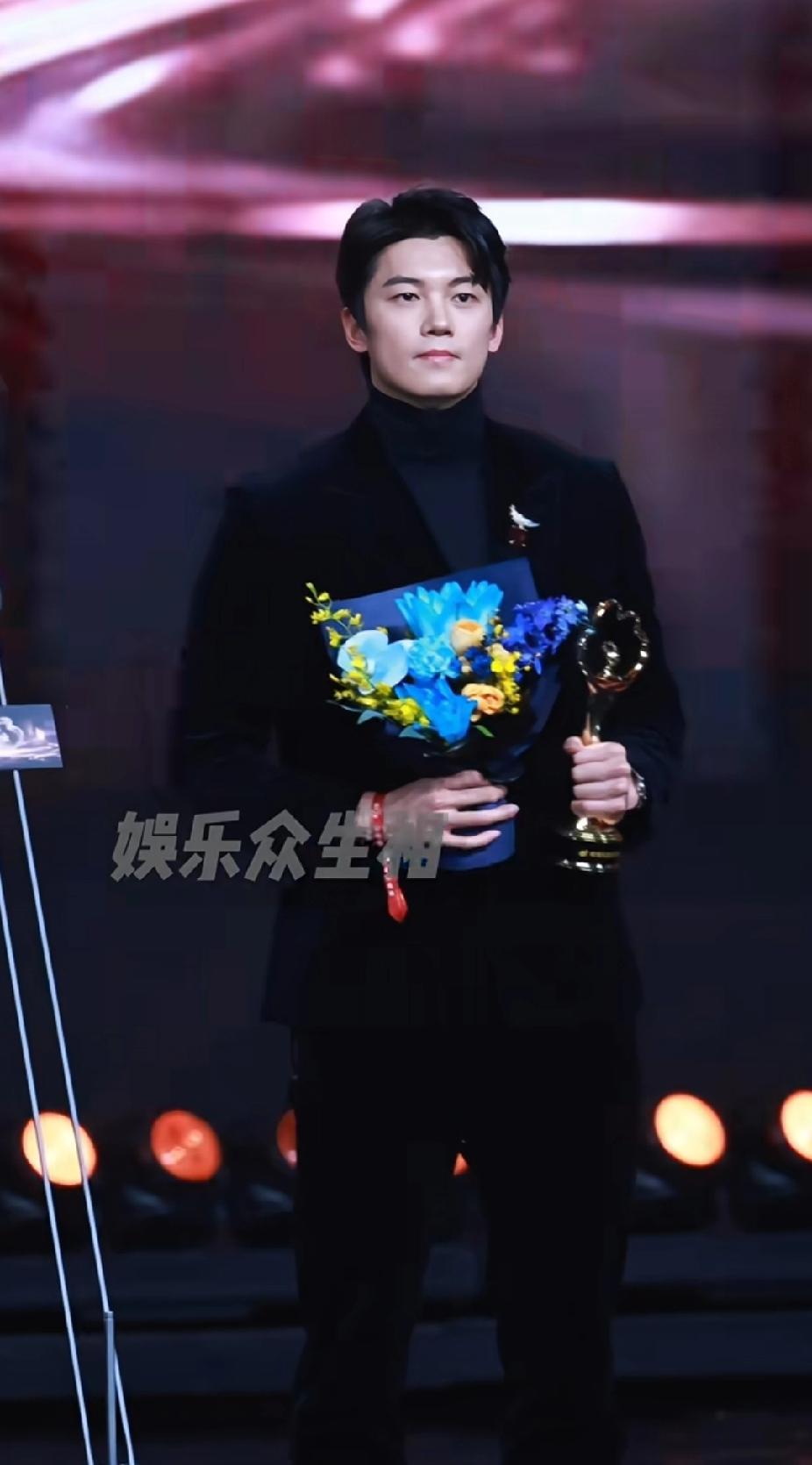 颜值与实力双绝！陈芋汐苏炳添汪顺同框领奖，太养眼了2月5日微博之夜盛典，陈