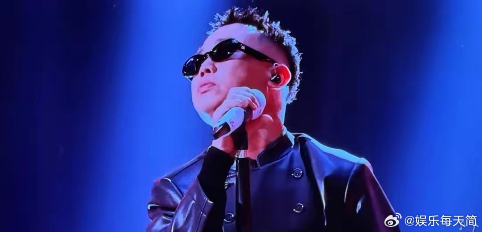 《歌手》这是演的哪一出？7个歌手就剩3个国内的，成了外国节目了本场比赛还是有几大