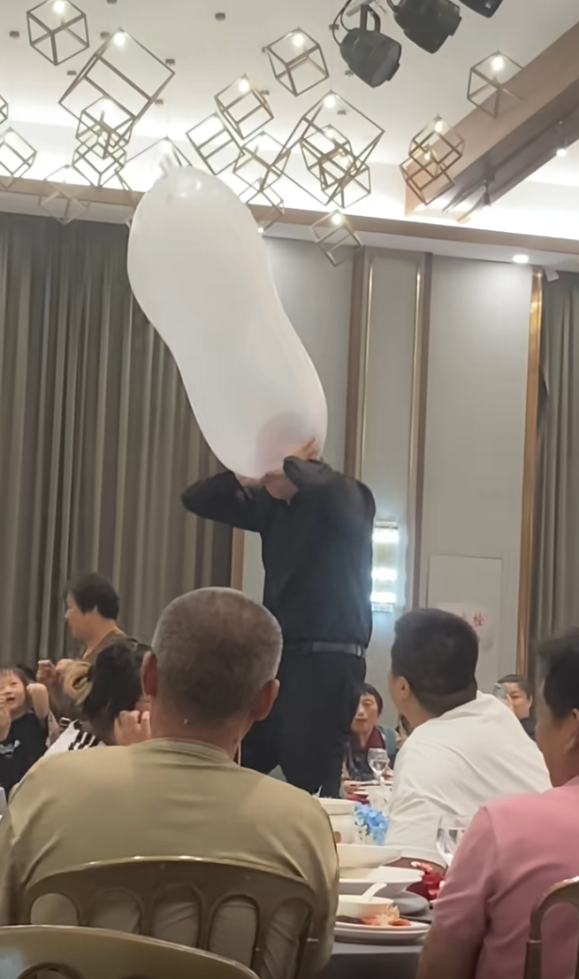 用鼻子把橡胶手套吹爆也是个人物
