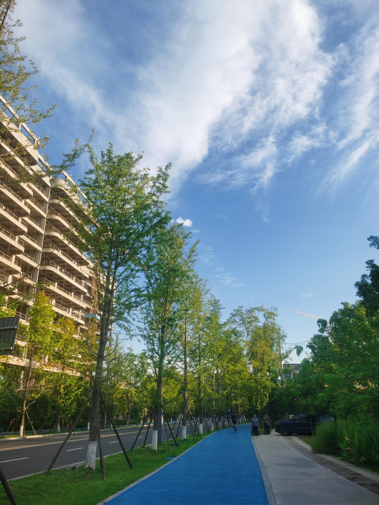 五楼人家不声不响地将房子卖掉了，原来100多万的楼房，只卖了50多万，缩水