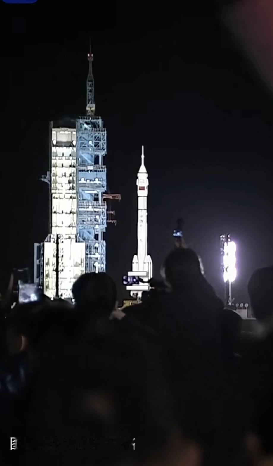 3.5小时！神舟二十一号创下中国航天史上最快交会对接纪录夜空如墨，火箭如箭，