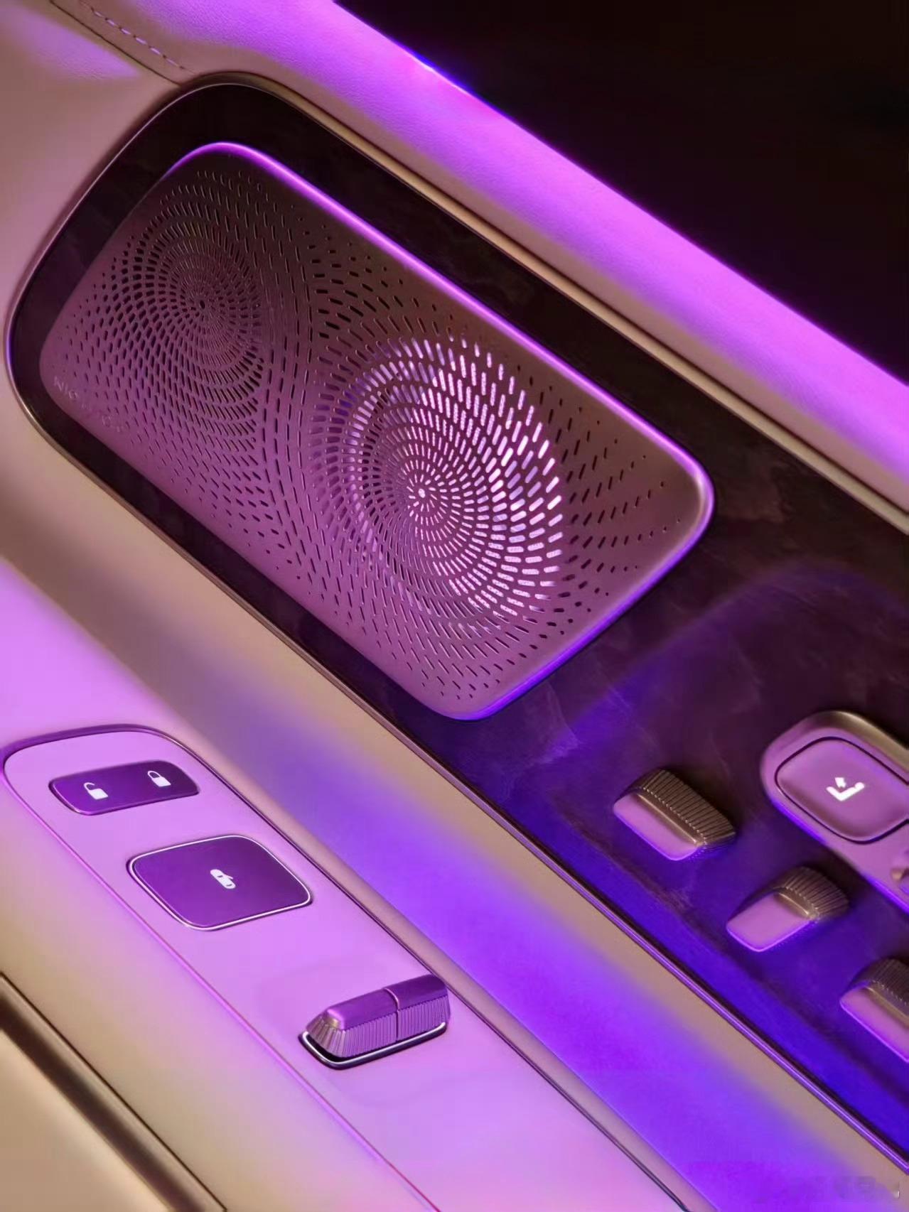 看到ES9的时候，外观直接让我震惊住了，这个世界上怎么有如此霸气的SUV，这是国