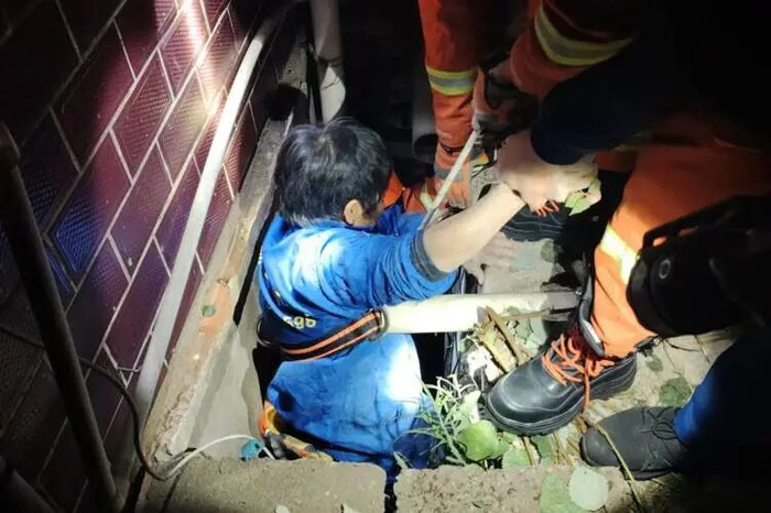 30厘米夹缝惊现被困老人！消防员高空救援全记录