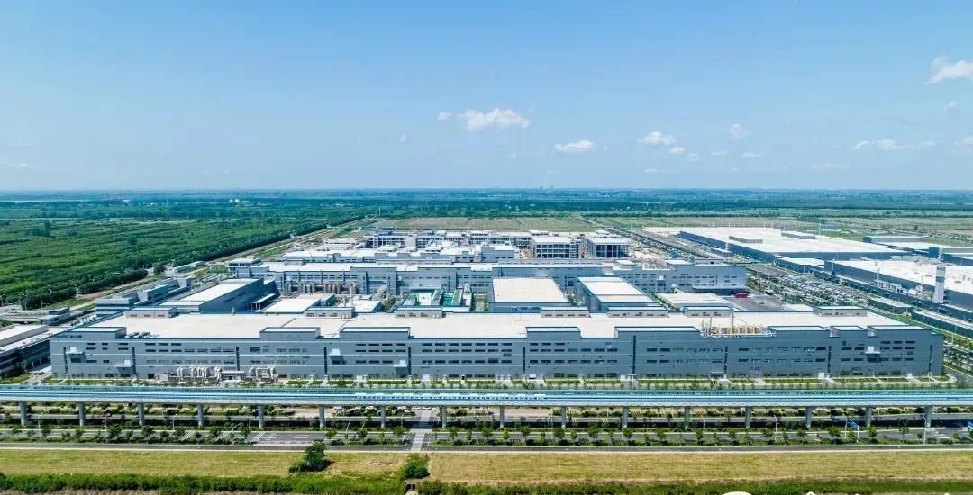 这是河南走出来的中创新航在武汉投资的动力电池基地，以前叫中航锂电，后面被常州挖走
