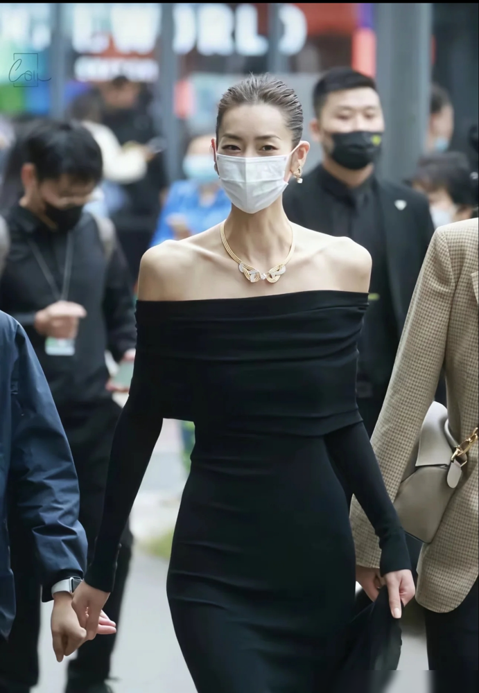 别人是衣服挑人，刘雯是给衣服开光。9号纽约时装周，她随便套了件ToryBurch复古紫裙，直接杀疯了