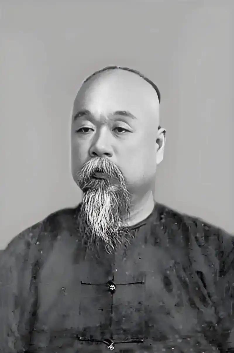 1911年，杭州驻防旗营协领贵林与他的儿子在杭州被革命军枪决后，当时正在上海外出