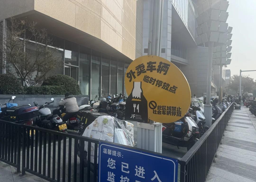 知道景枫为啥是江宁商场顶流了吧同样都是商场对待外卖小哥的态度相差甚远，景枫专门