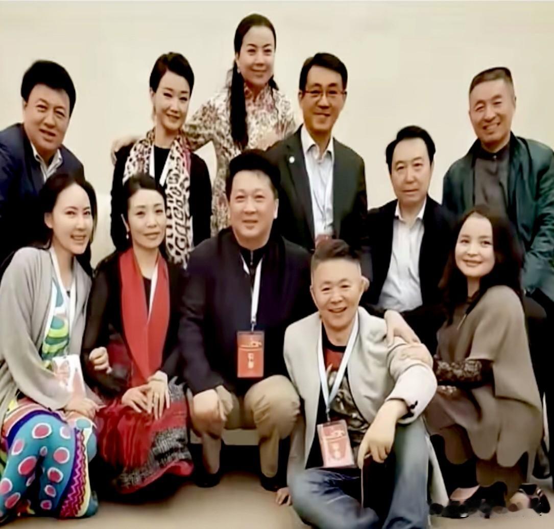 一众家喻户晓的文艺名家齐聚同框，全是耳熟能详的老熟人，你能全部叫出他们的名字吗？