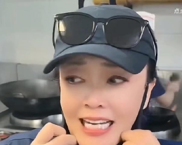 张兰直接带直播队伍杀进厨房拍摄，没有对比就没有话语权，麻六记厨房锅气十足真正的