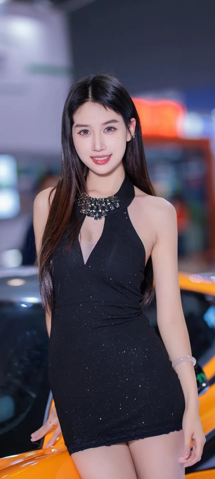 青春靓丽车模，都市女郎的时尚之夜，闪耀的裙装与炫酷的跑车相映成趣！💃🏻✨青春