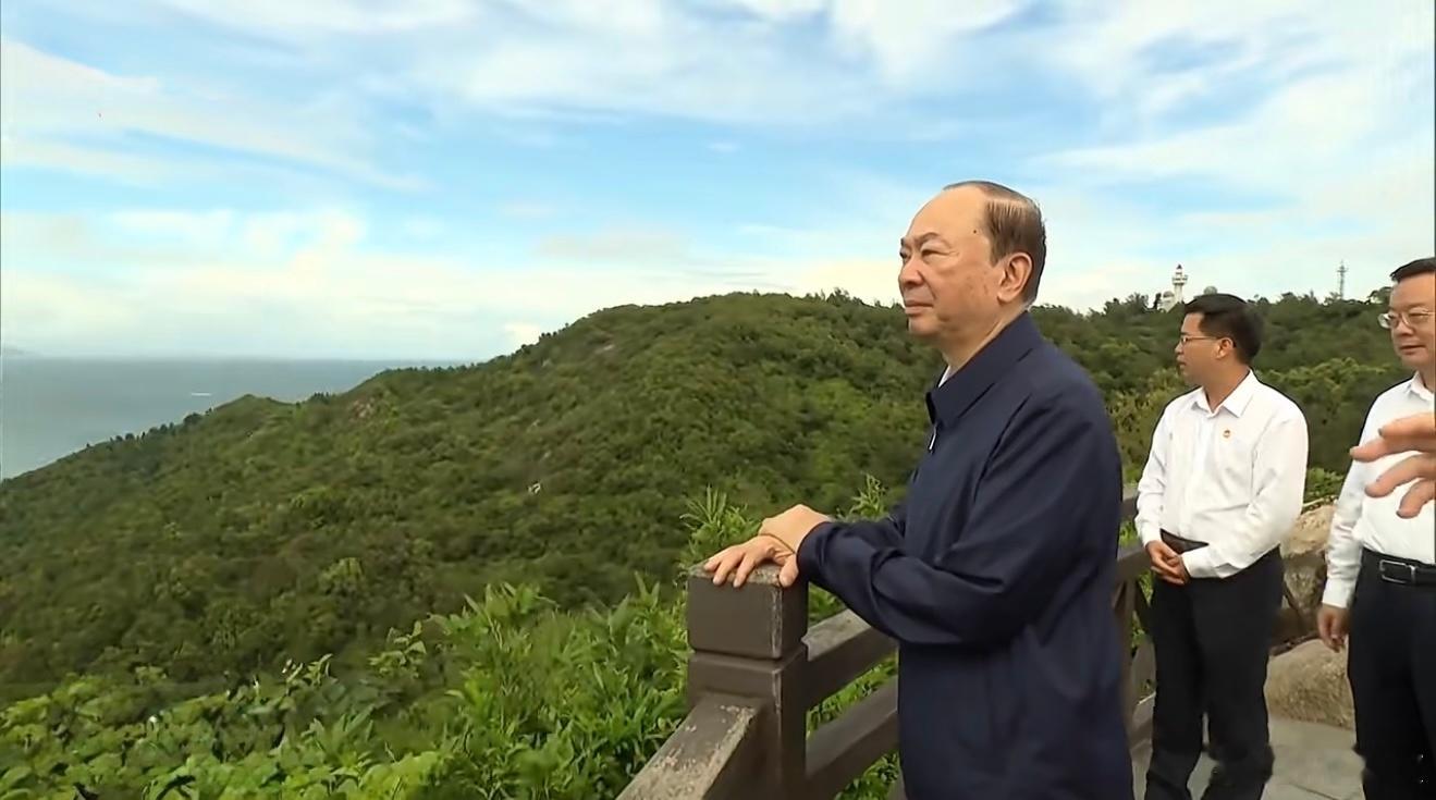 到底是中国的第一大经济省份的一把手，黄坤明到哪里都是气场十足。这一次到惠州调研，