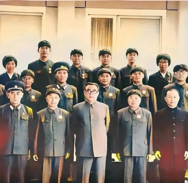 1978年，金日成和粟裕、杨得志等人的合影，他双手背后，肚子略挺，看起来颇有气势