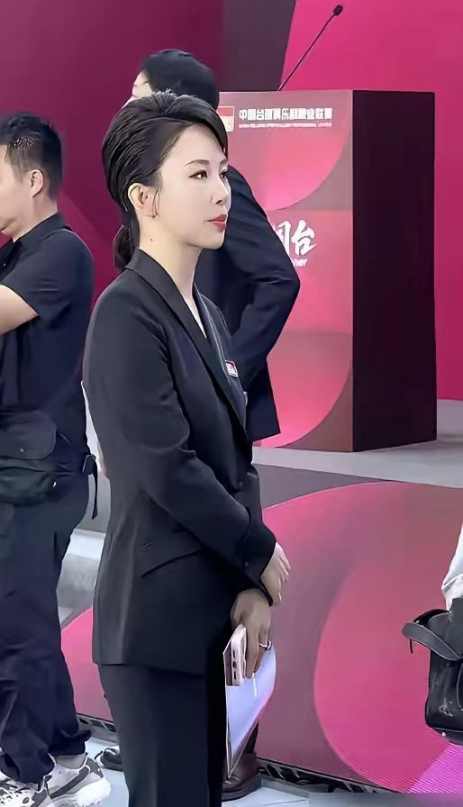 44岁的潘晓婷至今单身，不是没人要，是她当年开出的条件，直接劝退了99%的男人。
