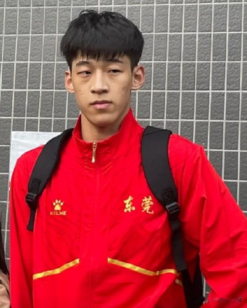 李文昊年薪翻倍！有广东媒体人透露：广东男篮副总袁俊近期找到年轻小将李文昊，希望