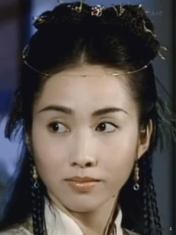 黎姿，岁月不败的美人风骨。从荧幕惊艳到商界从容，她以坚韧跨越荆棘。历经千帆，她褪