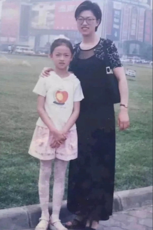 吴谨言小时候，还别说妈妈衣服还怪洋气的呢，那个时候就有这种衣服了。