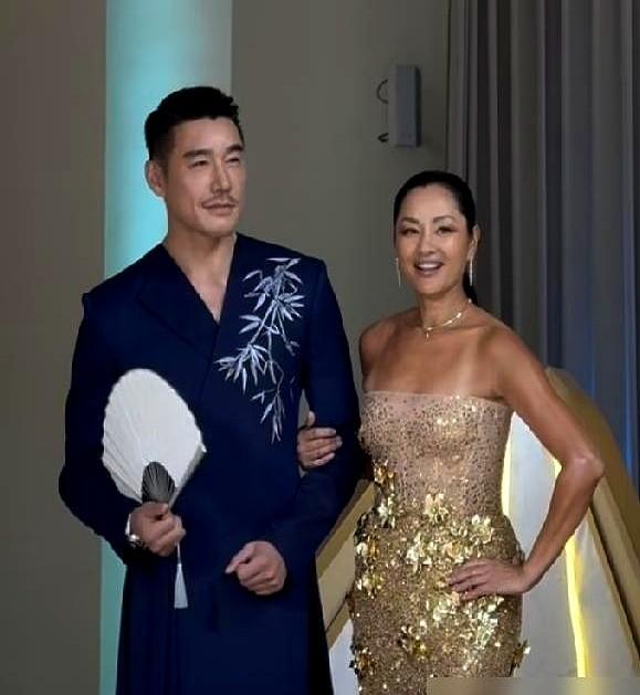 闪光灯一停，瞿颖转身就跑，像逃一样。胡兵伸手，她十指紧扣。他提醒站位，她弯腰