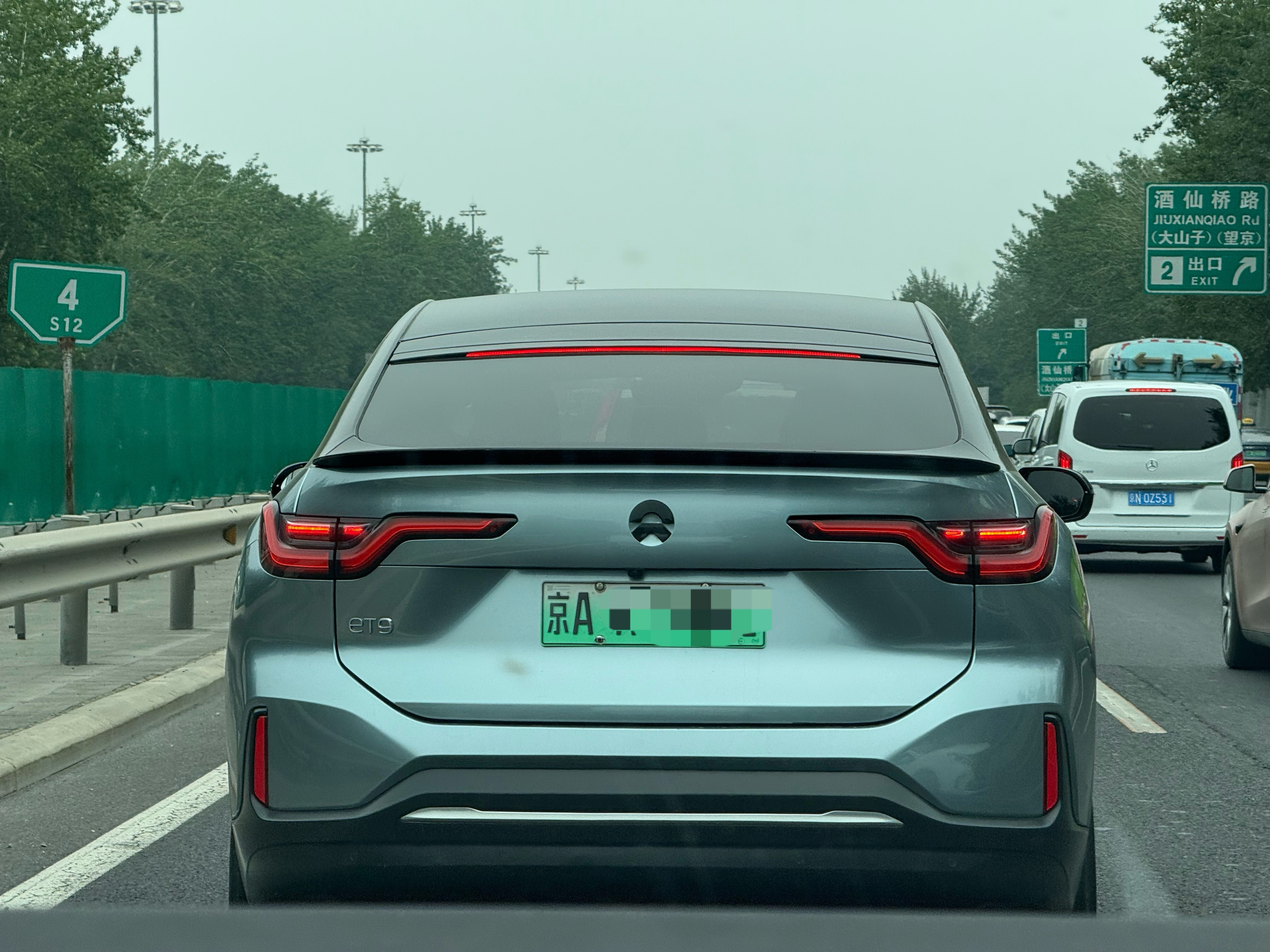 董秘问我这个ET9怎么这么高，我该如何跟她解释呢[笑着哭]着急…​​​