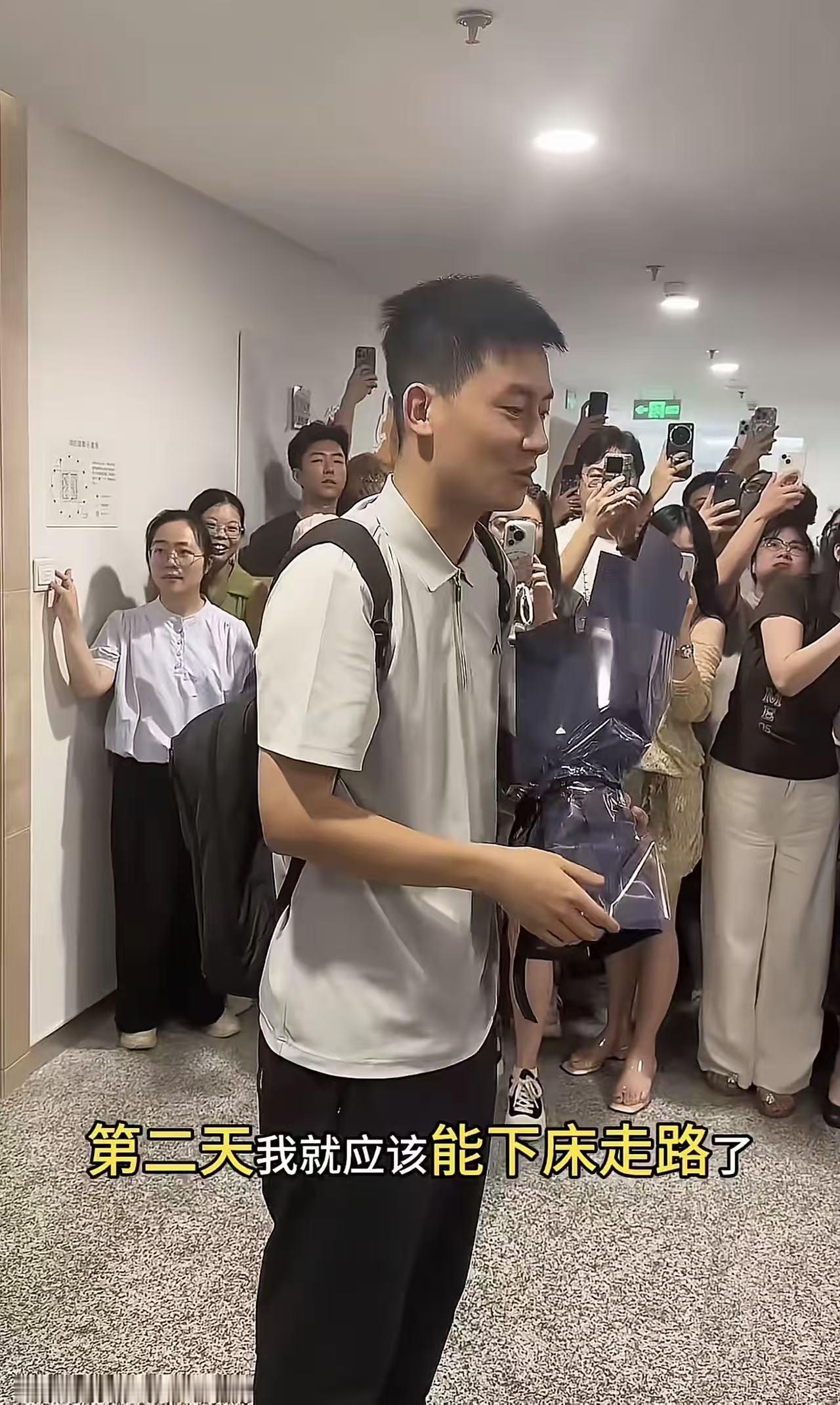 峰学蔚来的主心骨人物回归了！8月13日，在峰学蔚来的公司大门围了很多人，都在