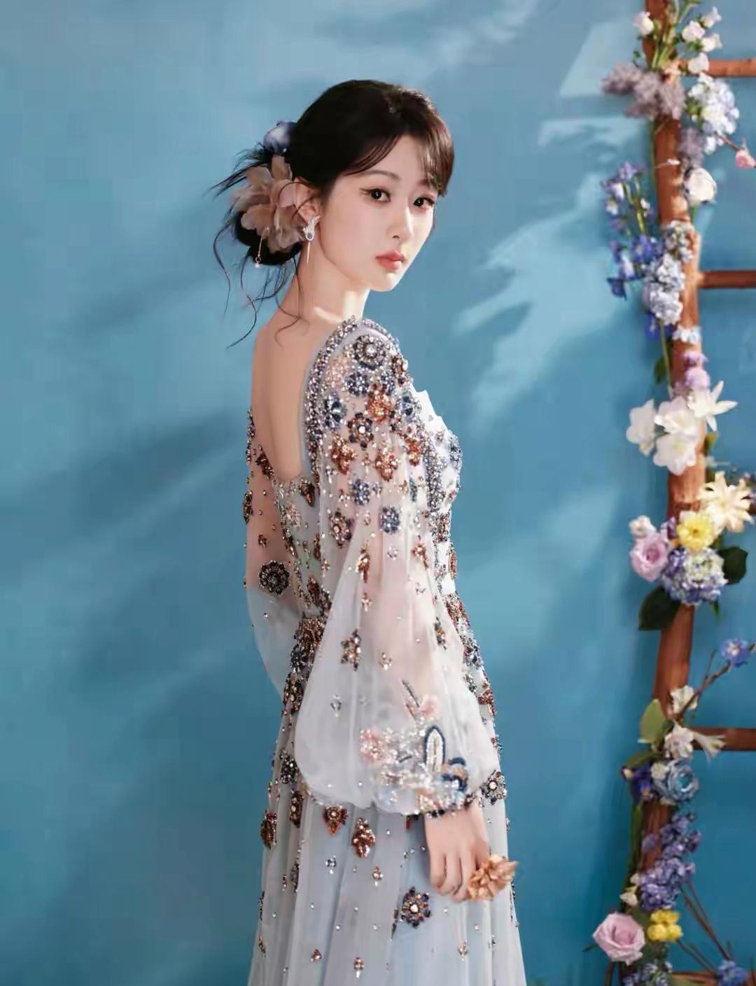 杨紫这身造型真有点东西，裙子上那些细闪的花蕊设计绝了，活脱脱像古典油画里走出来的